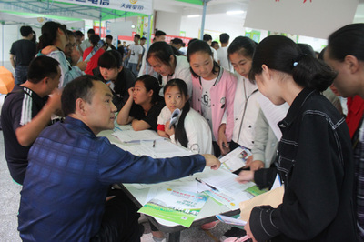 恩施市屯堡中學(xué)開展2017年建檔立卡貧困戶家庭子女接受職業(yè)教育宣傳活動